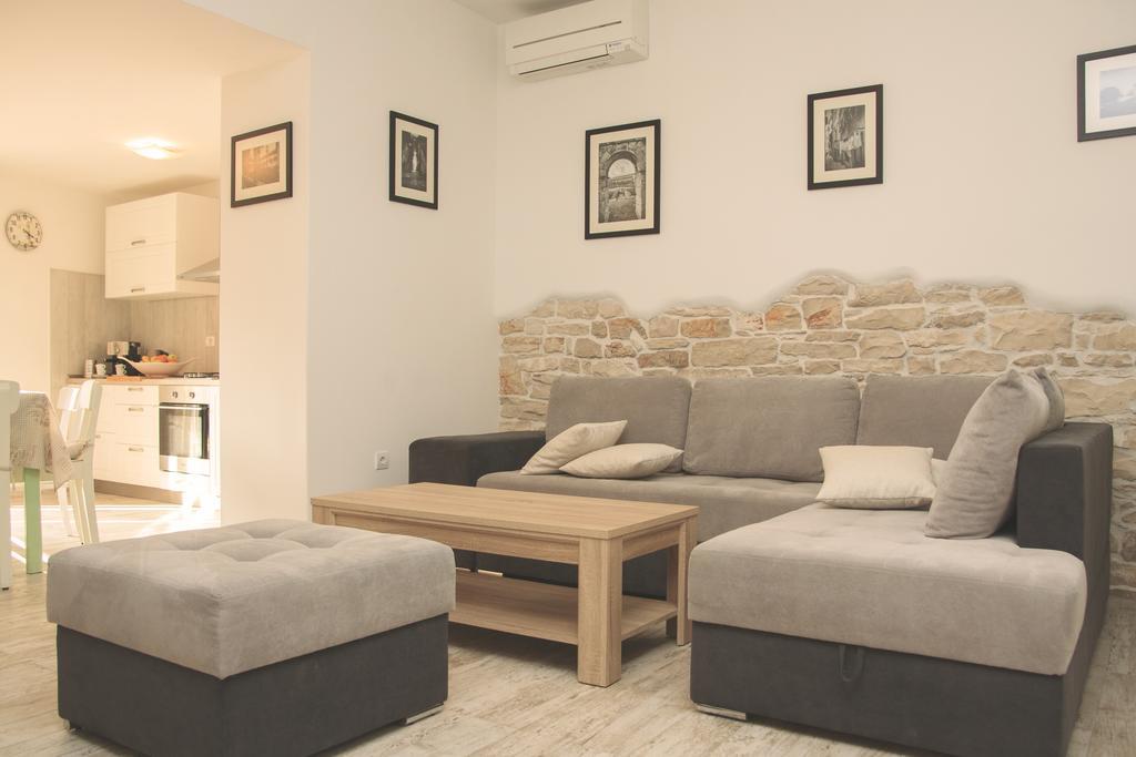 Holiday House Arena Pula Bagian luar foto
